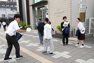２８日投開票の加古川市長選・市議選の啓発を行う県立農業高校生＝加古川市平岡町新在家