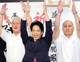 当選確実の一報を受けて、支援者と万歳する岡田康裕氏＝加古川市加古川町寺家町
