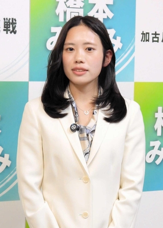 事務所で敗戦の弁を述べる橋本南氏＝加古川市加古川町篠原町