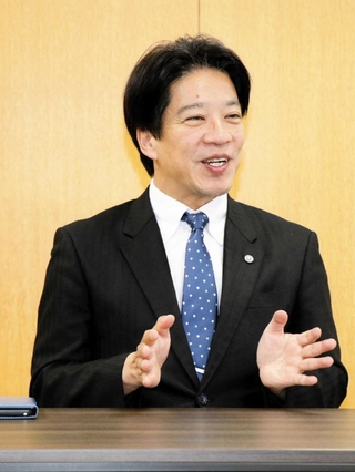 当選から一夜明け、報道陣の取材に応じる岡田康裕氏＝加古川市加古川町北在家