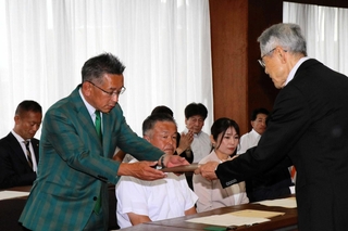 トップ当選し、当選証書を受け取る落合誠氏＝加古川市加古川町北在家