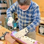 照明に加工するため竹に穴を開ける就労継続支援Ｂ型事業所「アンソレイエ・レーヴ」の利用者＝加古川市米田町（同事業所提供）