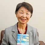 「古地名・難解地名探訪」を自費出版した星原幸代さん＝加古川市役所