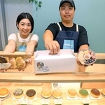 「やねん。スイーツ直売所」で販売する商品をＰＲする小林勝志さん（右）と妻の真奈さん＝加古川市加古川町友沢