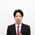 公約を発表する現職の岡田康裕氏＝加古川市加古川町寺家町