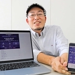 市議会での質問内容や公約達成度などをまとめた「加古川市議会議員マップ」を作った石原英一さん＝加古川市内