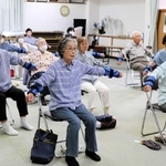 今年４月に新しく始まった百歳体操の会場。約２０人が毎週集まって体を動かす＝加古川市別府町本町２
