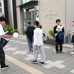 ２８日投開票の加古川市長選・市議選の啓発を行う県立農業高校生＝加古川市平岡町新在家