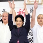 当選確実の一報を受けて、支援者と万歳する岡田康裕氏＝加古川市加古川町寺家町