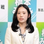 事務所で敗戦の弁を述べる橋本南氏＝加古川市加古川町篠原町