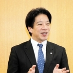 当選から一夜明け、報道陣の取材に応じる岡田康裕氏＝加古川市加古川町北在家