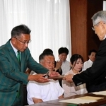 トップ当選し、当選証書を受け取る落合誠氏＝加古川市加古川町北在家
