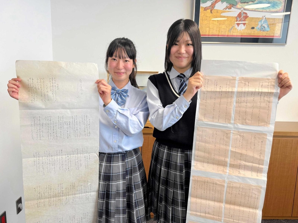 書道全国大会に力作出展へ 高砂南高の宮崎さんと遠矢さん 26日から秋田