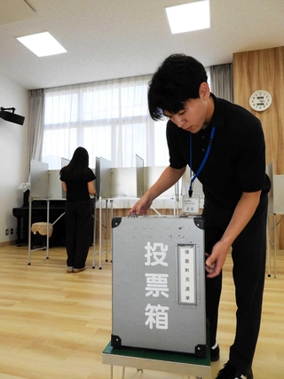 今回の選挙から新たに投票所となる東部コミュニティセンターで設営作業する町職員ら＝播磨町古宮３