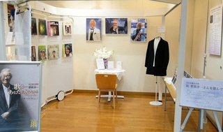 生前着用されていたコートやＬＰレコードジャケットなどが並ぶ菅原洋一さんの追悼展＝加古川市加古川町溝之口