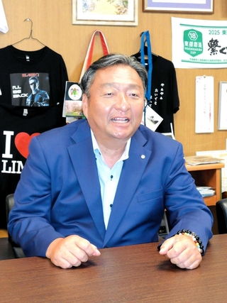 再選から一夜明け、抱負を語る佐伯謙作氏＝播磨町東本荘１