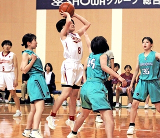バスケットボール女子決勝、相手守備陣をかいくぐってシュートを放つ鹿島の選手＝加古川市西神吉町鼎、ＳＨＯＷＡグループ総合体育館