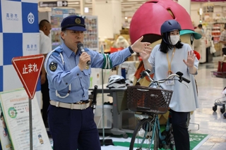 安全な自転車の乗り方を伝える高砂署員と高砂市職員＝イオン高砂店