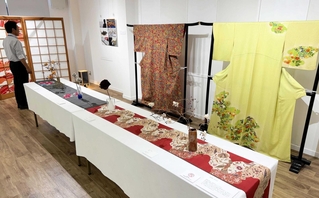 古い着物を加工して制作されたアート作品が並ぶ会場＝高砂市阿弥陀町地徳