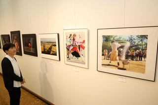 加古川の魅力を感じさせる作品が並ぶ展示会場＝松風ギャラリー