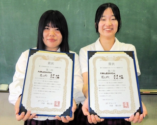 「第３回高校生花いけバトル姫路大会」で３位入賞した芝地心雛さん（左）と米沢由歩さん＝県立農業高校