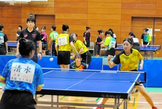 卓球女子団体決勝で大久保北の選手と対戦する神吉の長谷川優衣主将（手前右）＝小野市総合体育館アルゴ