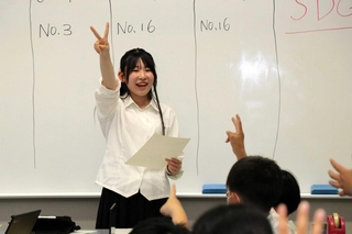 英語でＳＤＧｓを考える授業を行う加古川南高校の浅野祐希さん＝野口小学校