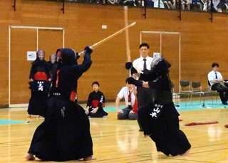剣道男子団体決勝で、果敢に攻め込む高砂の山本響輝選手（右）＝加古川市神野町日岡苑、１１７いいなスポーツアリーナ