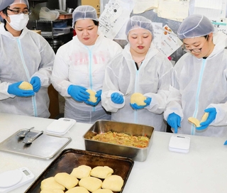 「恵幸川鍋パン」を試作する兵庫大の大学祭実行委員会のメンバー＝稲美町国岡３