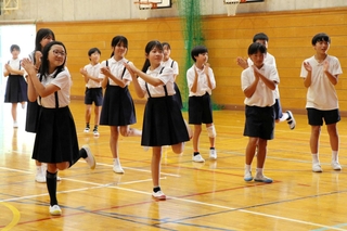加古川青年会議所が主導し、かこのちゃんダンスの撮影に臨む別府西小の児童ら＝加古川市別府町新野辺