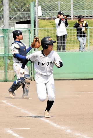 軟式野球決勝、特別延長８回に２点適時打を放った中部の後藤勇成選手＝アラジンスタジアム