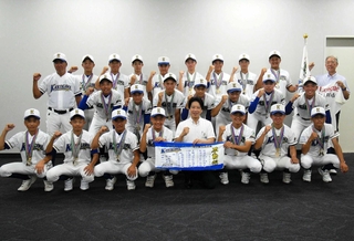 全国大会に出場する兵庫加古川ヤングの選手ら＝加古川市役所
