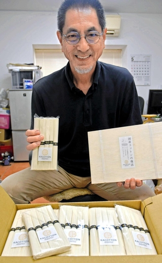 完成した加古川産綿実油使用のそうめん。「わがまちの自慢にしてほしい」と鷲尾吉正さん＝加古川市平荘町