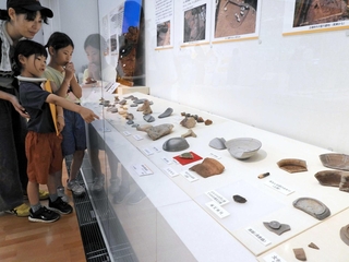 兵庫県内各地の遺跡からの出土品が並ぶ会場＝県立考古博物館