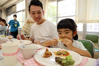 生徒が考えたメニューを食べる子どもら＝松陽高校