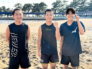 ビーチバレーの近畿大会に出場する高砂高男子バレー部の（右から）生柄匠海さん、牧本煌音さん、顧問の赤松弘基さん＝高砂海浜公園