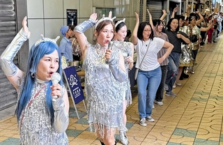 商店街で横一列に並び、「ＵＦＯ」の歌詞に合わせてポーズを決める参加者ら＝高砂市高砂町