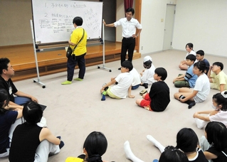 「こどものまちにあったらいいな」についてこども店長らと意見を交わす中山哲郎町長（中央奥）＝稲美町野寺