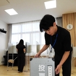 今回の選挙から新たに投票所となる東部コミュニティセンターで設営作業する町職員ら＝播磨町古宮３