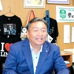 再選から一夜明け、抱負を語る佐伯謙作氏＝播磨町東本荘１
