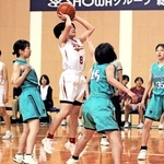 バスケットボール女子決勝、相手守備陣をかいくぐってシュートを放つ鹿島の選手＝加古川市西神吉町鼎、ＳＨＯＷＡグループ総合体育館