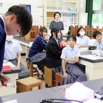 手回し発電機でどれだけ発電できるか挑戦する生徒＝加古川市志方町志方町