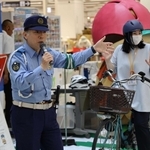 安全な自転車の乗り方を伝える高砂署員と高砂市職員＝イオン高砂店