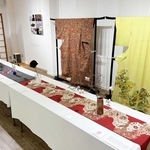 古い着物を加工して制作されたアート作品が並ぶ会場＝高砂市阿弥陀町地徳