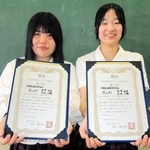 「第３回高校生花いけバトル姫路大会」で３位入賞した芝地心雛さん（左）と米沢由歩さん＝県立農業高校
