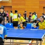 卓球女子団体決勝で大久保北の選手と対戦する神吉の長谷川優衣主将（手前右）＝小野市総合体育館アルゴ