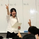 英語でＳＤＧｓを考える授業を行う加古川南高校の浅野祐希さん＝野口小学校