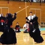 剣道男子団体決勝で、果敢に攻め込む高砂の山本響輝選手（右）＝加古川市神野町日岡苑、１１７いいなスポーツアリーナ