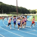 一斉にスタートした陸上男子共通３０００メートルの選手たち＝加古川市西神吉町鼎