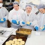 「恵幸川鍋パン」を試作する兵庫大の大学祭実行委員会のメンバー＝稲美町国岡３